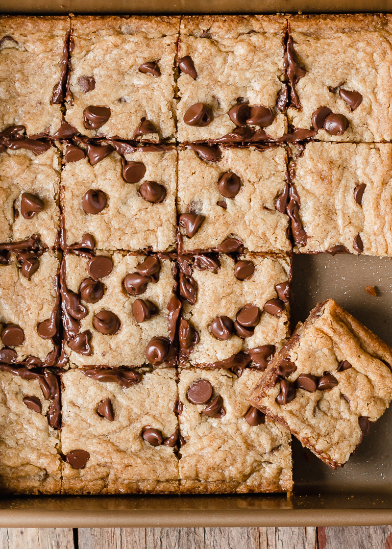 Easy Chewy Chocolate Chip Cookie Bars via forkknifeswoon.com | @forkknifeswoon