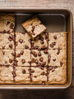 Easy Chewy Chocolate Chip Cookie Bars via forkknifeswoon.com | @forkknifeswoon