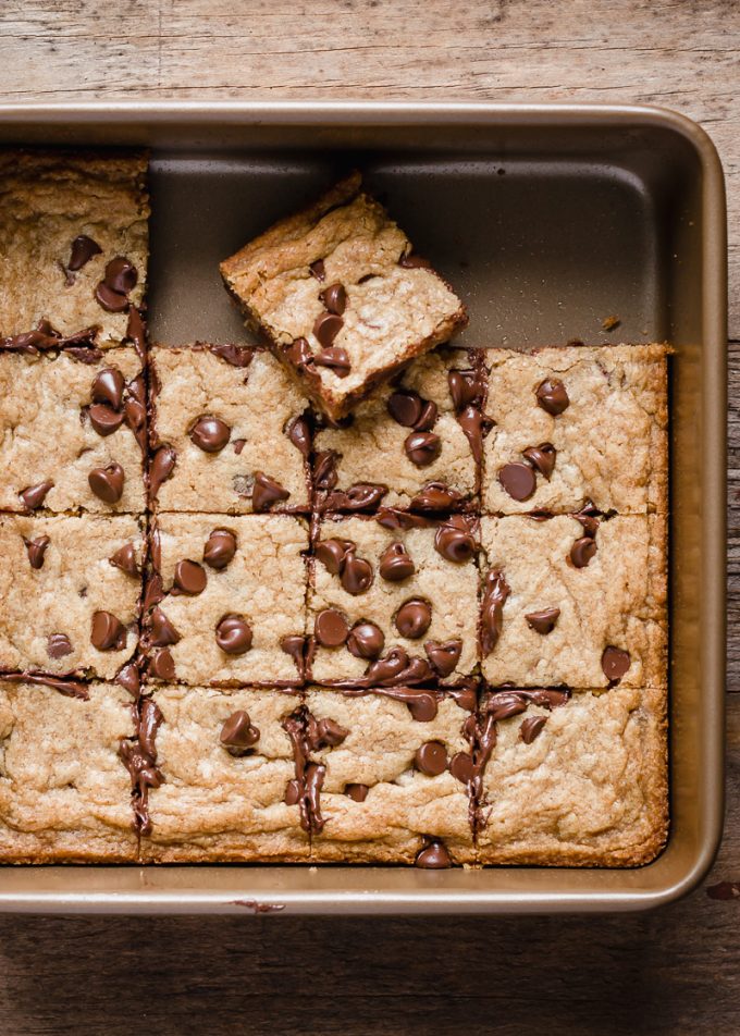 Easy Chewy Chocolate Chip Cookie Bars via forkknifeswoon.com | @forkknifeswoon