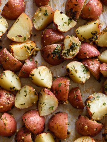 Crispy Garlic-Parmesan Roasted Red Potatoes. These are SO easy and delicious! via forkknifeswoon.com