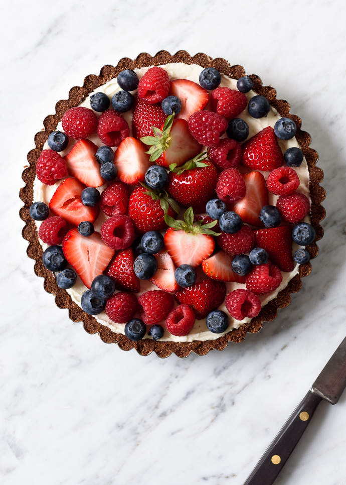 Creamy Mixed Berry No-Bake Cheesecake Tart | via forkknifeswoon.com