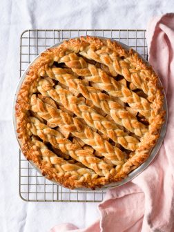Chai Spiced Apple Pie, Two Ways. With a braided lattice crust or an oat crumble topping. via forkknifeswoon.com | @forkknifeswoon