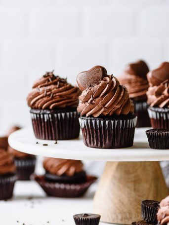 easy vegan chocolate cupcakes with chocolate peanut butter frosting from forkknifeswoon.com